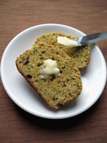 Бездрожжевой кукурузный хлеб с шалфеем и калинджи