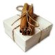 Картонная коробочка белая с пряностями украшенная палочками корицы
