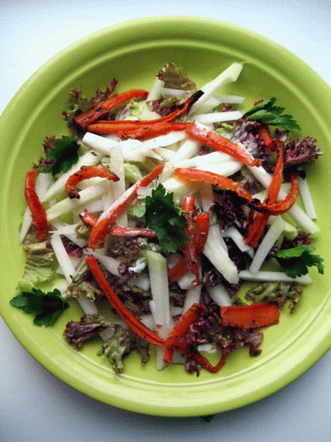 Салат из запеченной моркови с кольраби